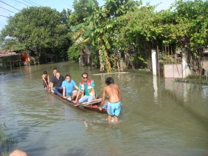 BOAT RIDE. Former Pangasinan Congressman Mark Cojuangco (black shirt) and CalasiaoMayor Mark Macanlalay (blue shirt) ride a banca so they could meet needy residents of a village in Calasiao who were afflicted by Typhoons Luis and Mario. PHOTO BY MORTZ C. ORTIGOZA