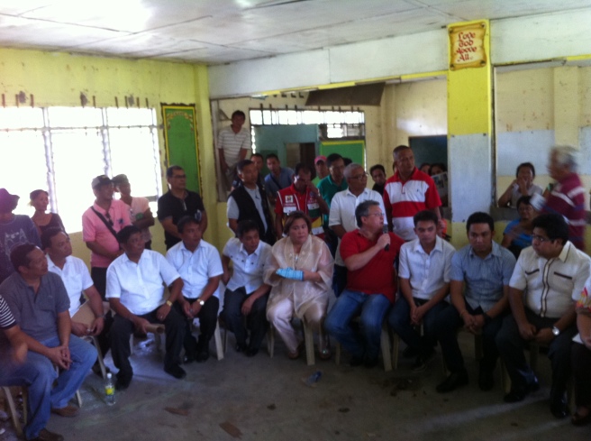 PLEDGES. Former Congressman Mark Cojuangco (red shirt) promised P1 million for the repair of the Bayambang Central School while SINAG President Rosendo So (extreme left) said his organization pledged P400 thousand. The two were accompanied by Bayambang's town council led by Vice Mayor Mylvin Junio (5th from left). MORTZ C. ORTIGOZA